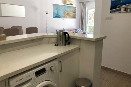 Kings Palace - Superb 2 Bed Ground Floor Apartment Paphos Exteriör bild