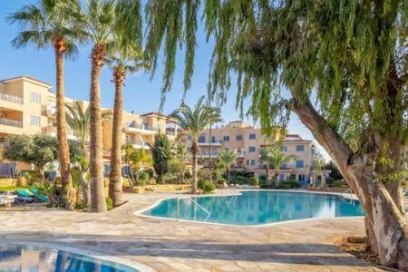 Kings Palace - Superb 2 Bed Ground Floor Apartment Paphos Exteriör bild